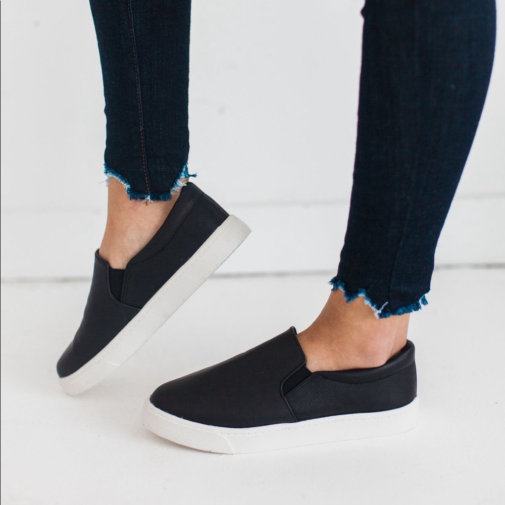 ✨LAST 1✨ leather slip on sneakers black white - Picture 2 of 3